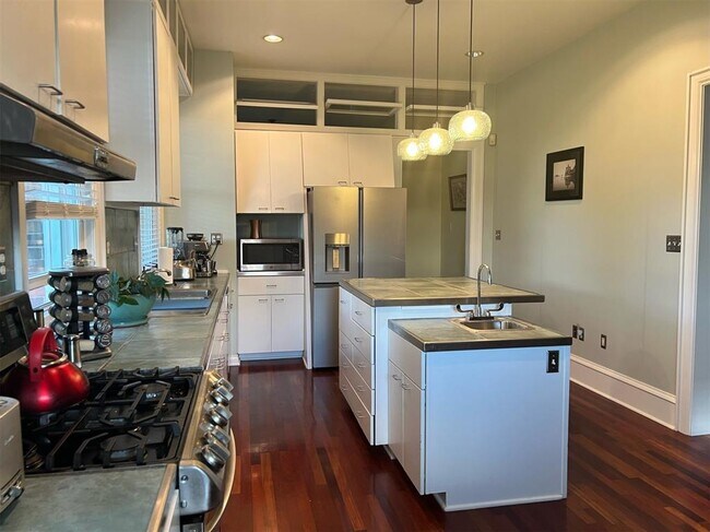 Foto del edificio - 5712 Lawton Loop W Dr