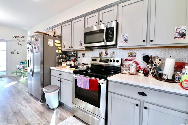 Building Photo - 3 Bed / 2 Bath in Vailley View Available NOW!