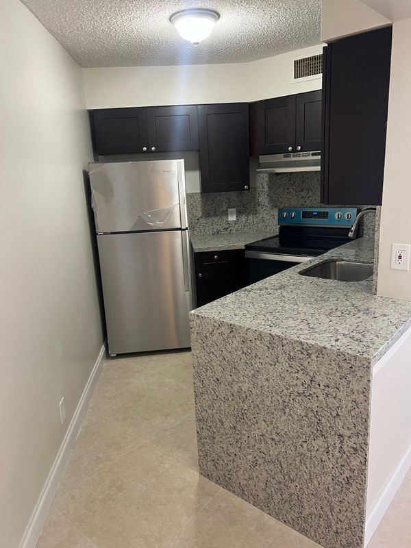 Foto del edificio - 212 Lake Pointe Dr