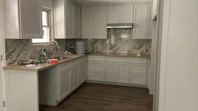 Building Photo - 307 N Ennis St