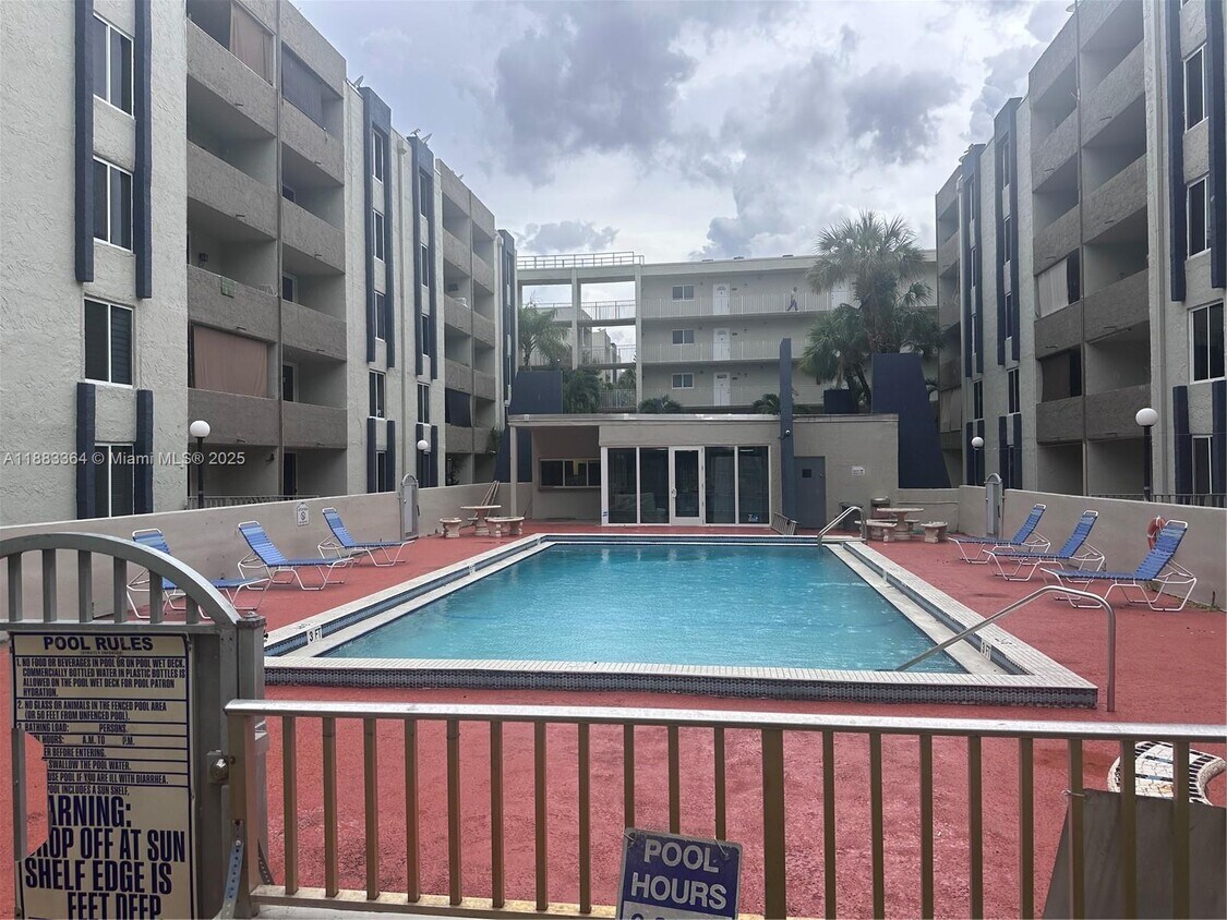 Foto principal - 10000 NW 80th Ct