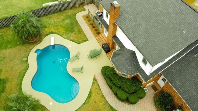 Building Photo - Exceptional Home W/ Pool!
