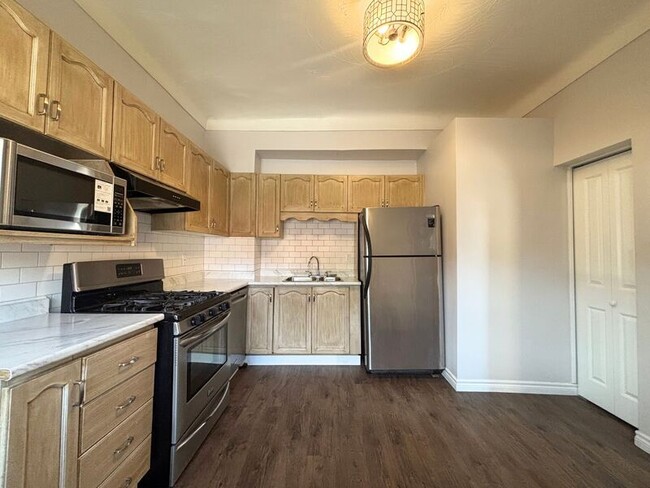 Building Photo - 460 King William St