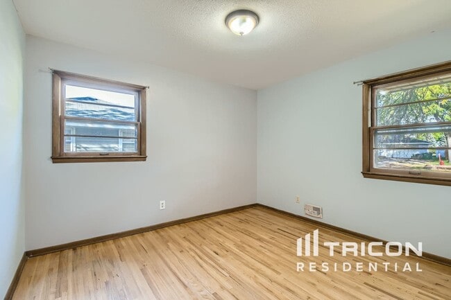 Building Photo - 600 Manor Dr NE