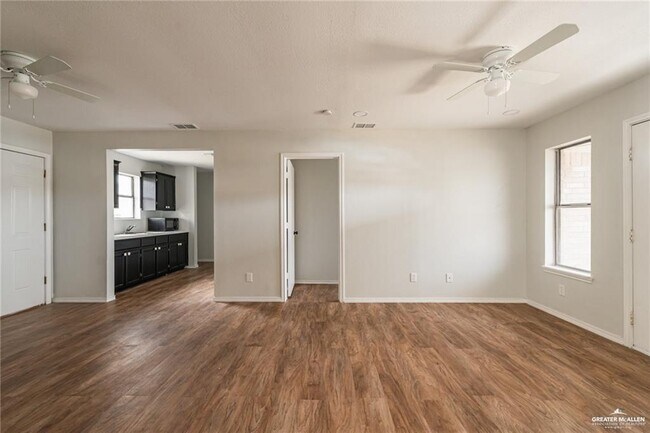 Building Photo - 707 W Gabriella Ave