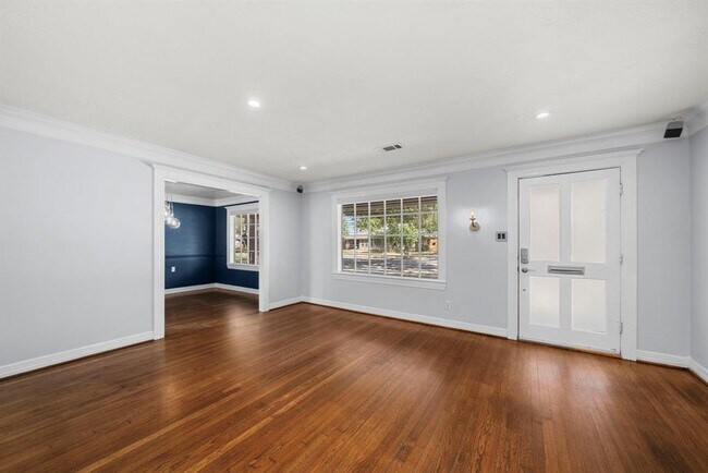 Building Photo - 4803 Saxon St