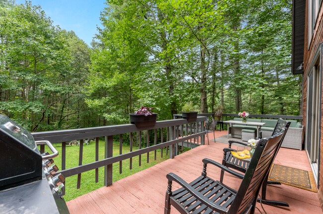 Foto del edificio - Private, Mountain Cottage in Weaverville, 3 Bed, 2 bathroom, 12 Month Lease