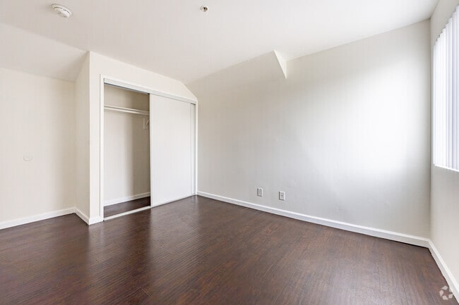 2BR, 2BA - 850SF - Bedroom - 750 S. Carondelet St.