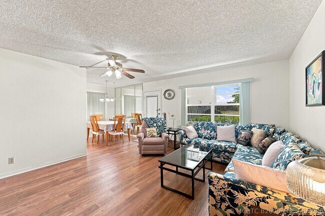 Foto del edificio - 246 Normandy Ln