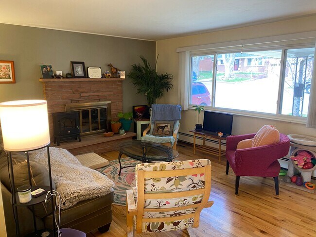 Foto del edificio - Charming 2 Bed / 1 Bath in PRIME Longmont Location – Garage + Yard + Fruit Trees