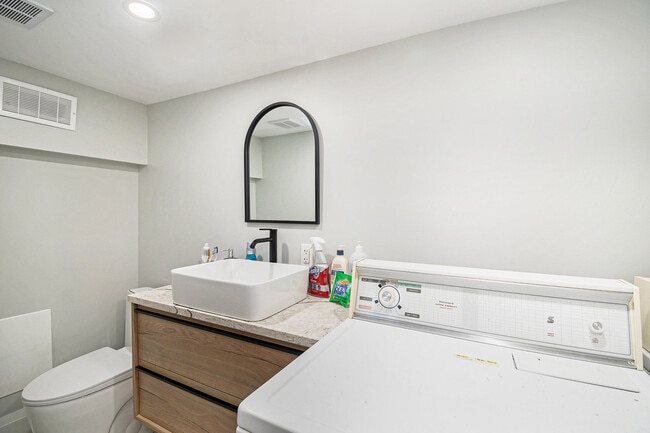 Building Photo - 13 Pinehurst Av
