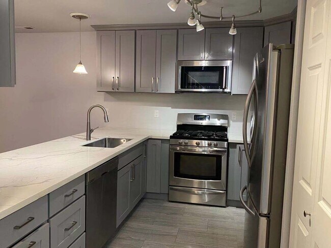 Foto del edificio - CLICK "REQUEST A TOUR" NOW!