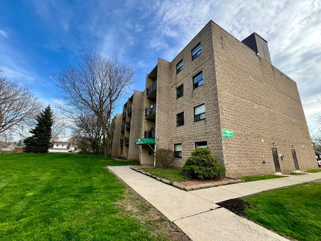 Primary Photo - 130 Park Ave E