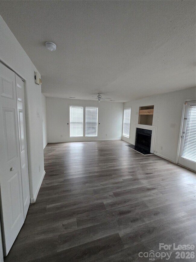 Foto del edificio - 1145 Triece Ln