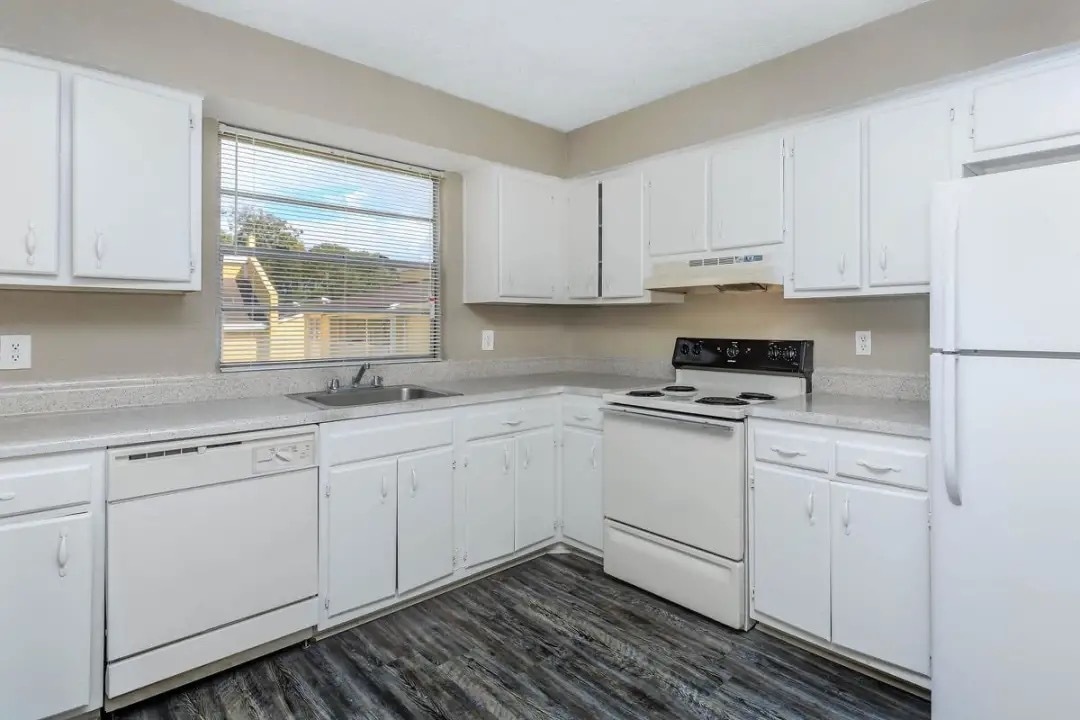 Primary Photo - Cross Creek Apartments