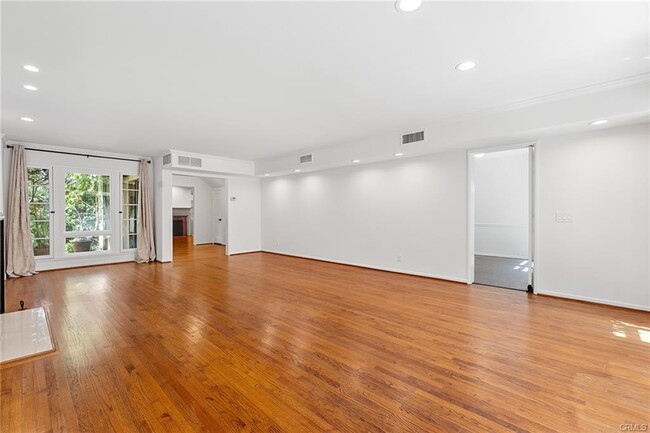 Building Photo - 11053 Strathmore Dr