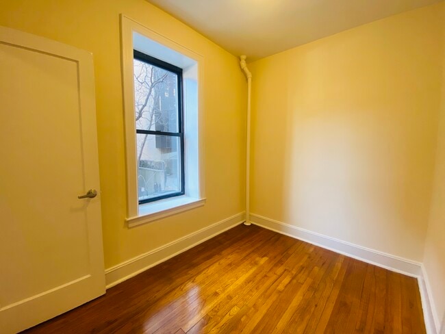 Building Photo - 235 E 38th St