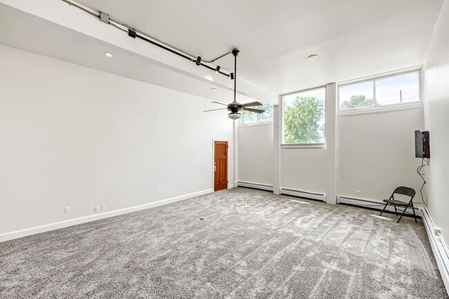 Foto del edificio - Located in the Historic Baker District, this uniquely converted warehouse features updates throug...