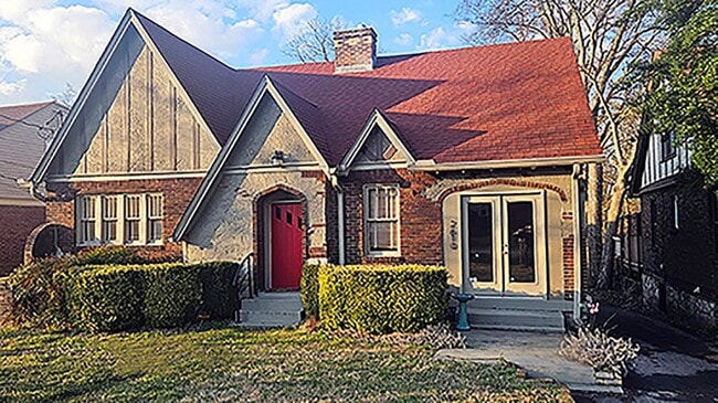 Photo - 2610 Woodlawn Dr House