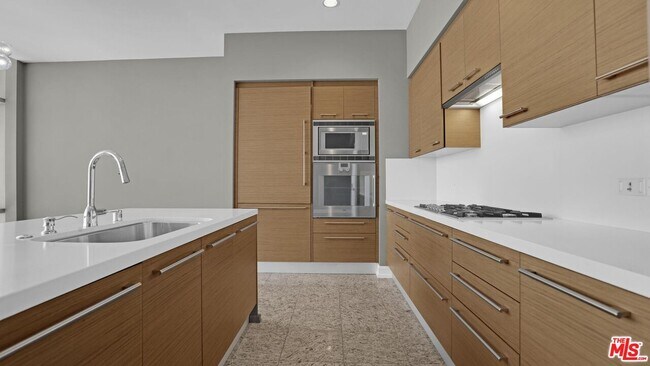 Foto del edificio - 900 W Olympic Blvd