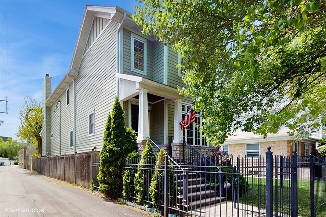 Foto del edificio - 2215 W Barry Ave