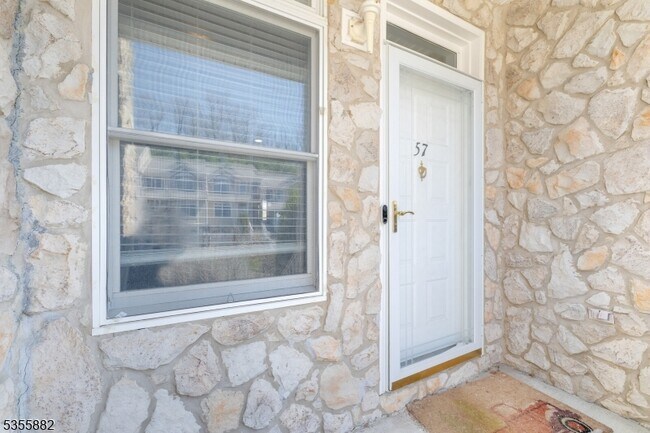 Foto del edificio - 57 Autumn Ridge Rd