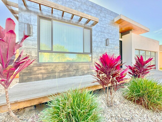 Foto del edificio - Beautiful Zen inspired modern 3 Bed + 3 Bath House + Garage + Private Yard
