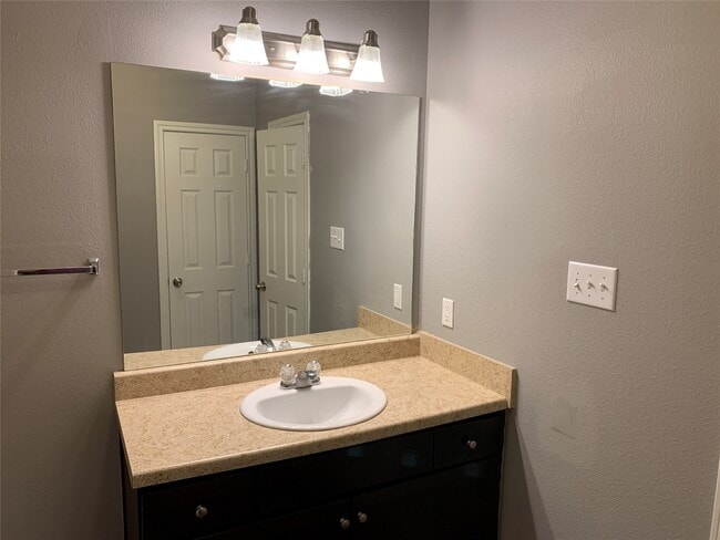 Foto del edificio - 17038 Wilthorne Gardens Ct