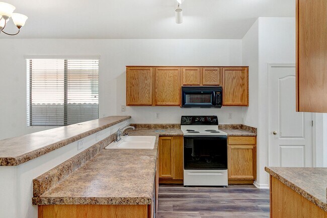 Foto del edificio - OPEN, SPACIOUS 3 BEDROOM, 2 BATH HOME WITH...