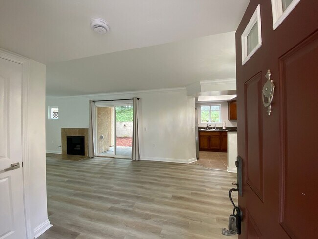 Foto del edificio - Beautifully Renovated 1-Bedroom Condo in R...