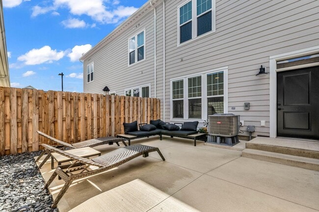 Building Photo - 2163 Roosevelt Dr