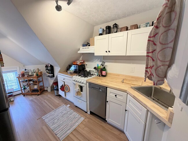 Foto del edificio - 72 College Ave