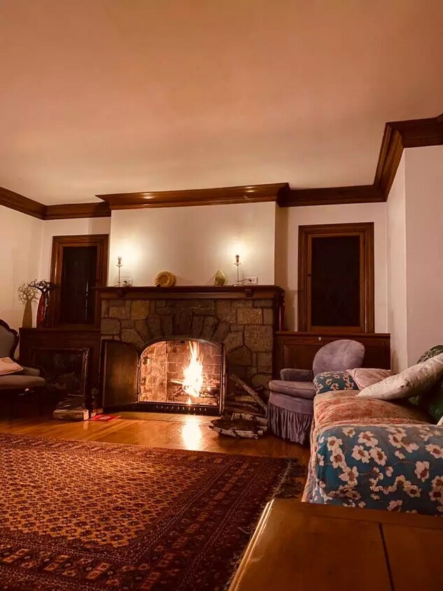 Wood fireplace - 2106 Kendall Avenue