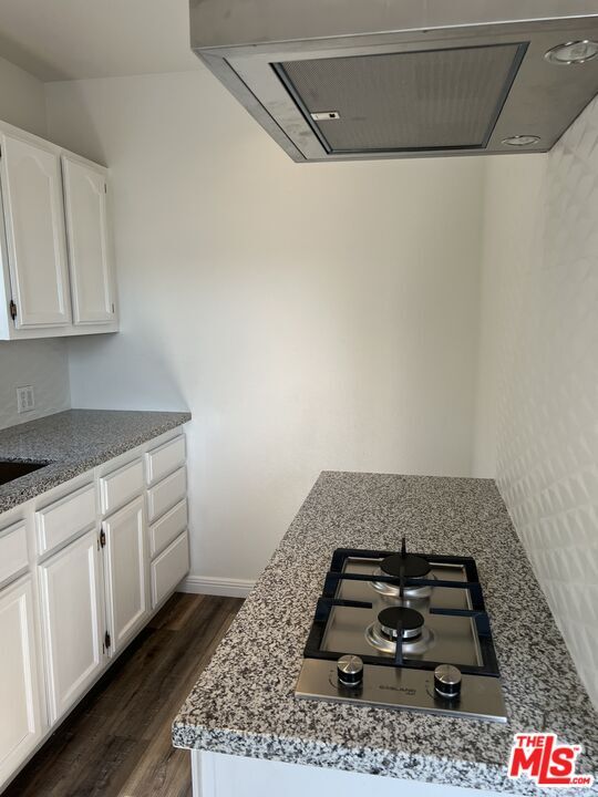 Building Photo - 1047 W 84th St