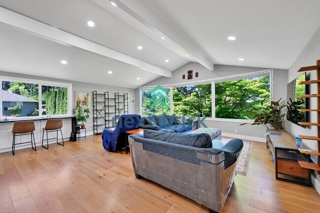 Foto del edificio - "Spacious 4-Bedroom Retreat with 3 Baths in the Heart of Kirkland – 2,480 Sq. Ft. of Pure Comfort!"