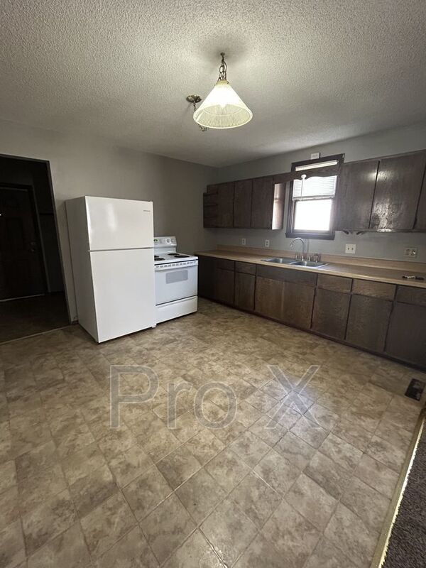 Foto del edificio - 313 E 8th St