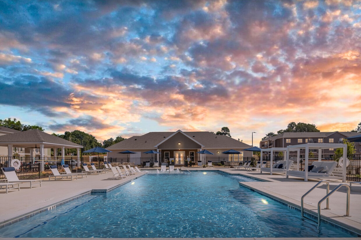 Piscina de agua salada en Preston Park Apartments en Burlington, Carolina del Norte - Preston Park Apartments