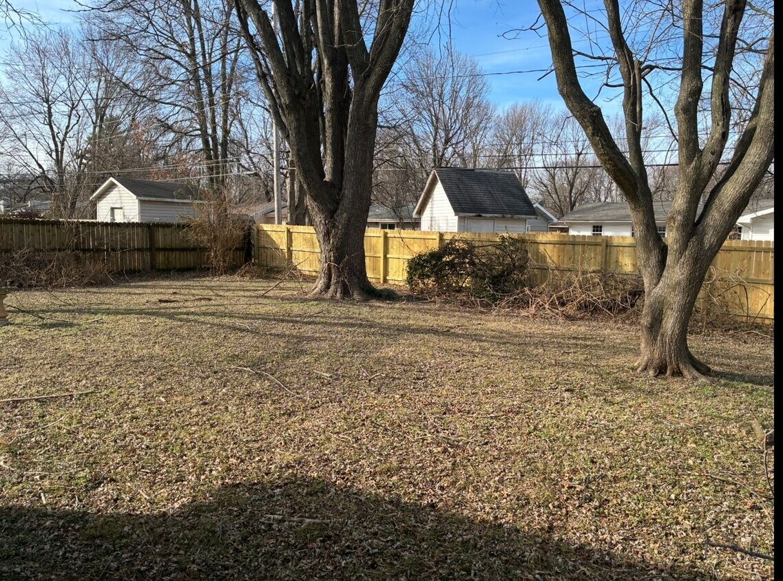 Foto del edificio - Very spacious 4 bedroom, 2.5 bath home in Kickapoo Schools! This will go fast!