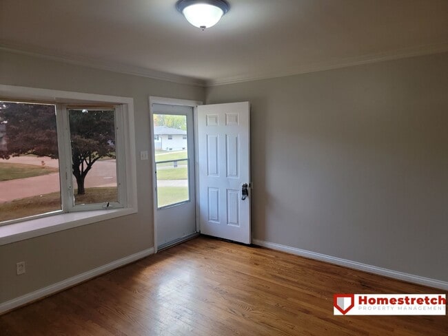 Building Photo - Charming Three Bedroom Home Coming Available!