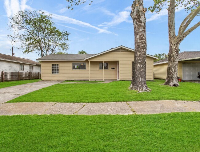 Building Photo - 303 Brown Dr