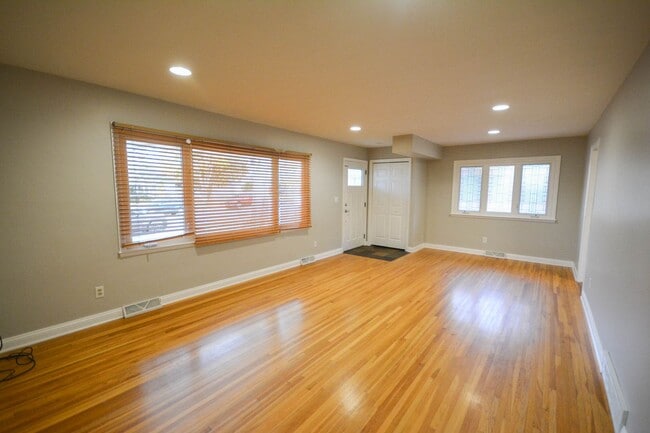 Building Photo - Gorgeous NE Rochester home with TONS of sp...