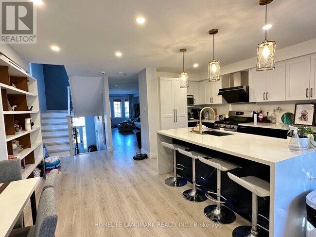 Photo du bâtiment - 601-601 Shoreline Dr