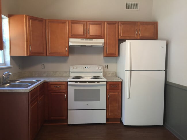 Building Photo - UPDATED 2/1 Duplex w/Loft & Vaulted Ceilin...