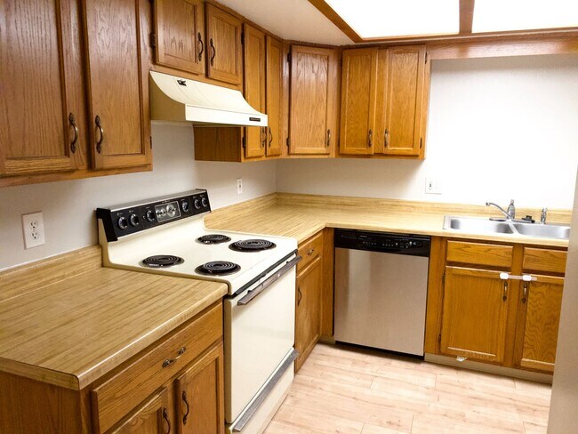 Building Photo - Evolve Real Estate: 2 Bedroom Condo in Aur...