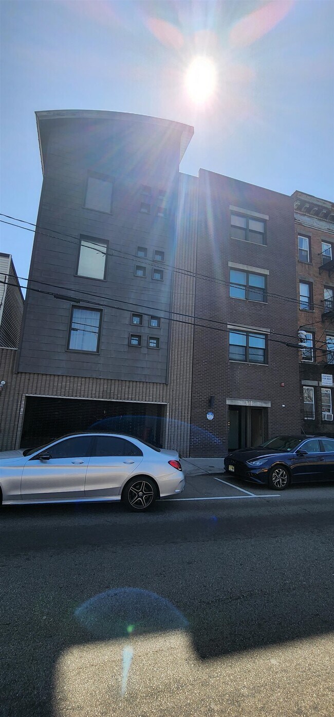 Building Photo - 515 30th St