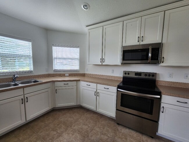 Building Photo - Gorgeous 4-Bedroom Lakefront!!