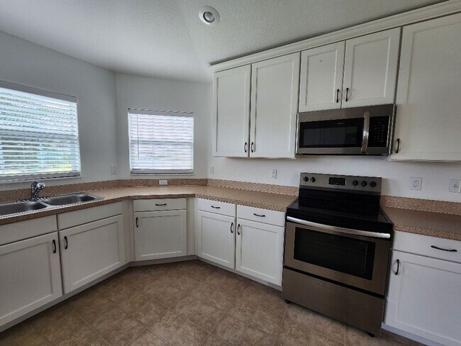 Foto del edificio - Gorgeous 4-Bedroom Lakefront!!