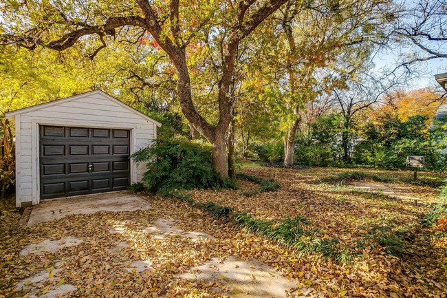 Building Photo - 3 Bedroom 2 Bath Must Have Home