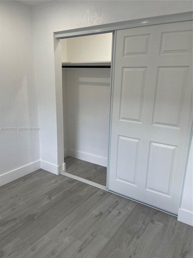 Foto del edificio - 880 NW 8th Ave