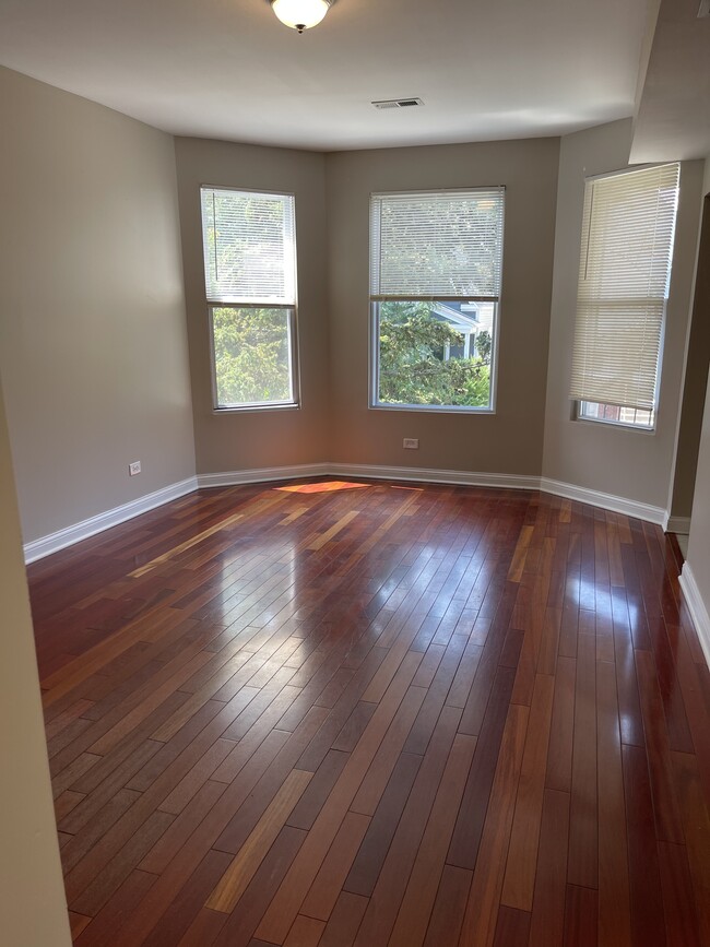 Living room - 2947 N Wisner Ave